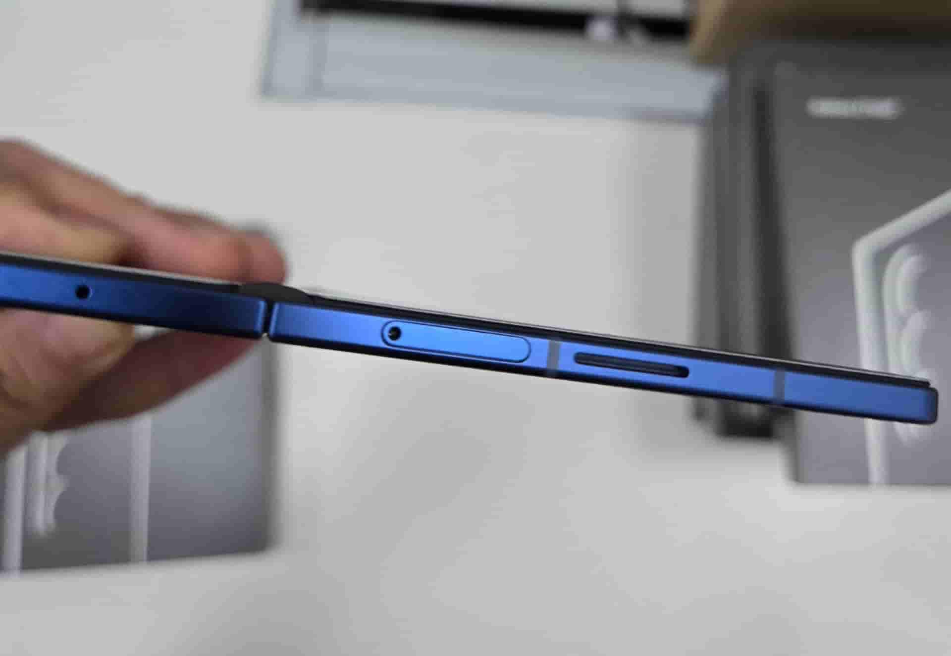 Galaxy Z Fold 7 en la mano mostrando su diseño ultra-delgado