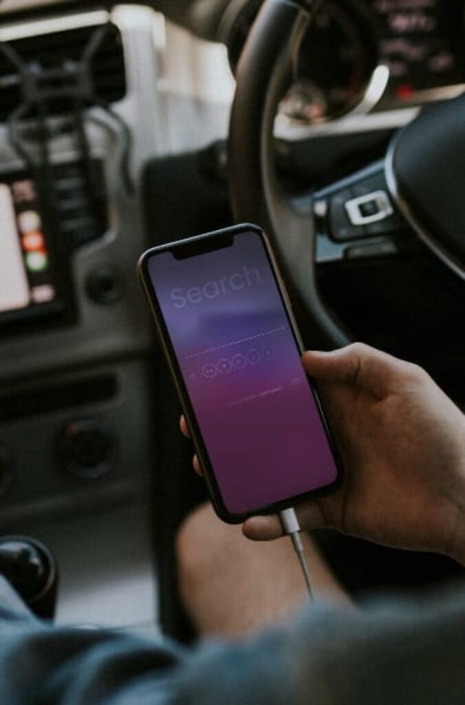 ¿es necesario un cargador de iPhone para el coche?